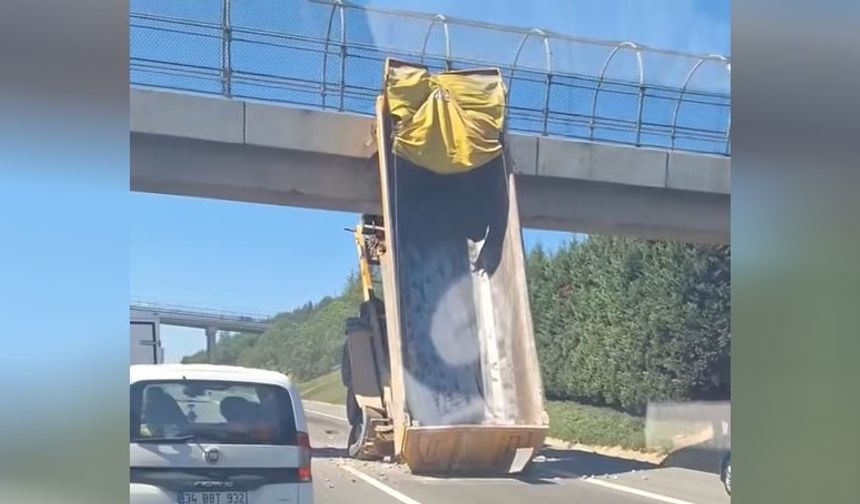 Sultanbeyli'de damperi açılan TIR üst geçide çarptı: Şoför yaralandı