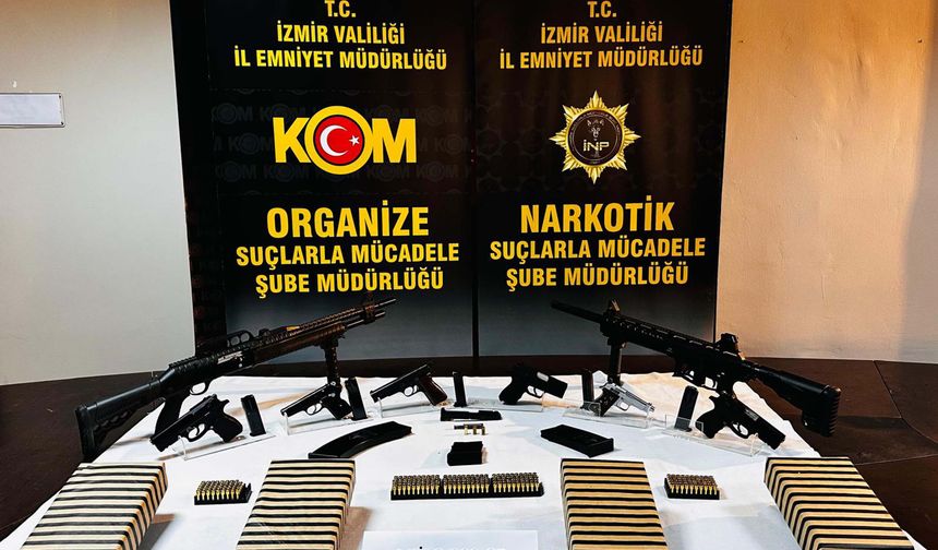 İzmir'in 3 ilçesinde eş zamanlı operasyon; otomobilin gizli bölmesinden tabanca çıktı