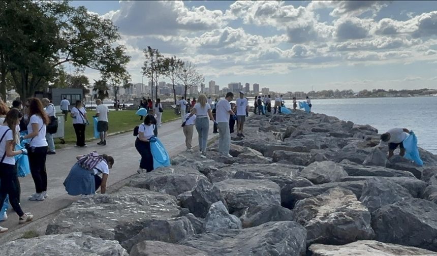 Deniz Temiz Derneğinden 400 gönüllüyle Kadıköy Moda Sahili'nde kıyı temizliği