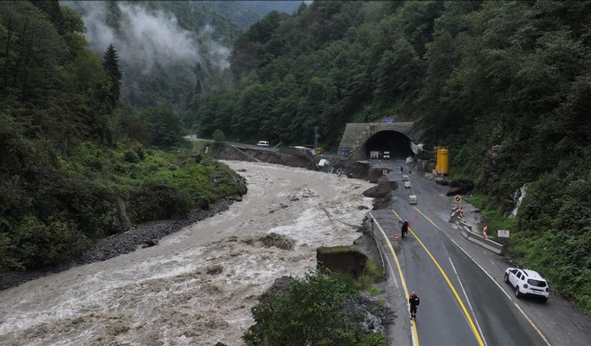 Rize'de selden etkilenen 17 kişi askeri helikopterlerle tahliye edildi