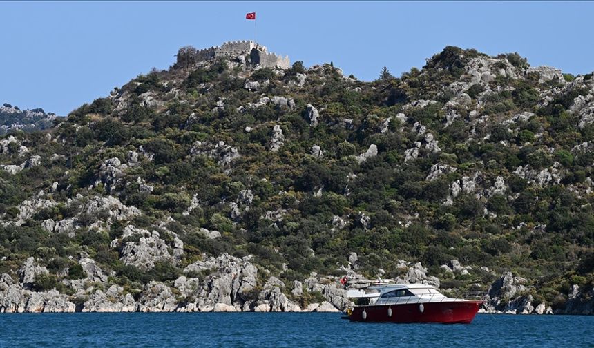Kekova'da mavi tura çıkan turistler "Batık Şehir" ile doğa harikası koyları görüyor