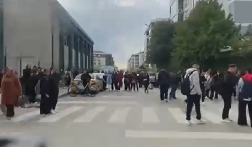 Okul önünde motosikletle tehlikeli yolculuğunu kask kamerasıyla kaydetti