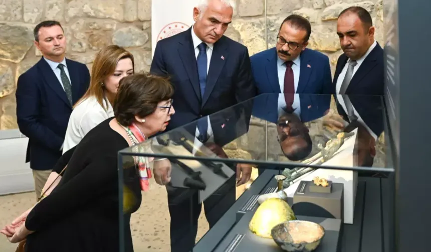 Bakan Ersoy, Türkiye'ye iade edilen 7 tarihi eseri tanıttı