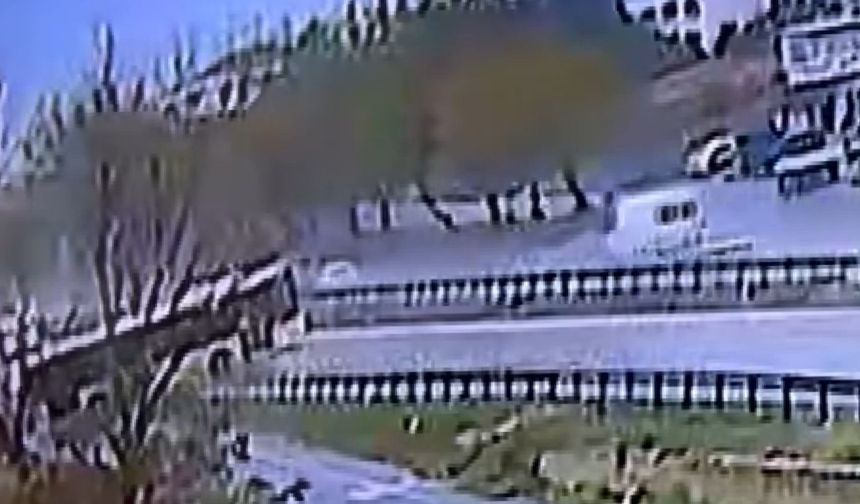 İETT otobüsünün kayarak yoldan çıktığı anlar kamerada