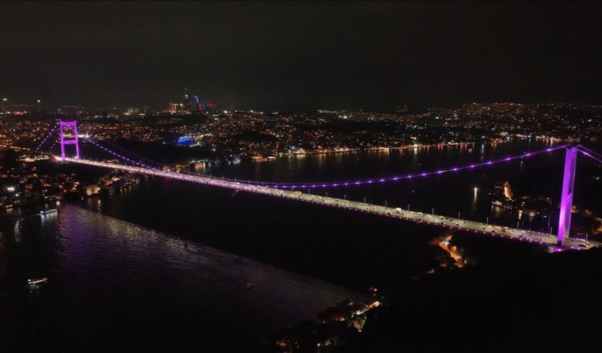 İstanbul'daki iki köprü meme kanseri farkındalığı için pembe renkle aydınlatıldı