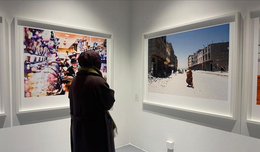Zeki Demirkubuz, yeni sergisindeki fotoğraflarla yalnızlığını izini sürüyor
