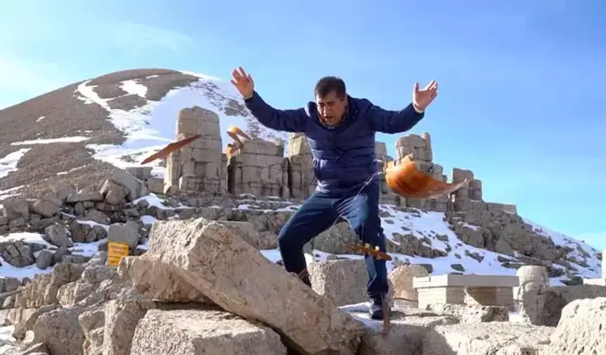 Türkücü Aydın Aydın, yapay zekaya karşı sazını parçaladı