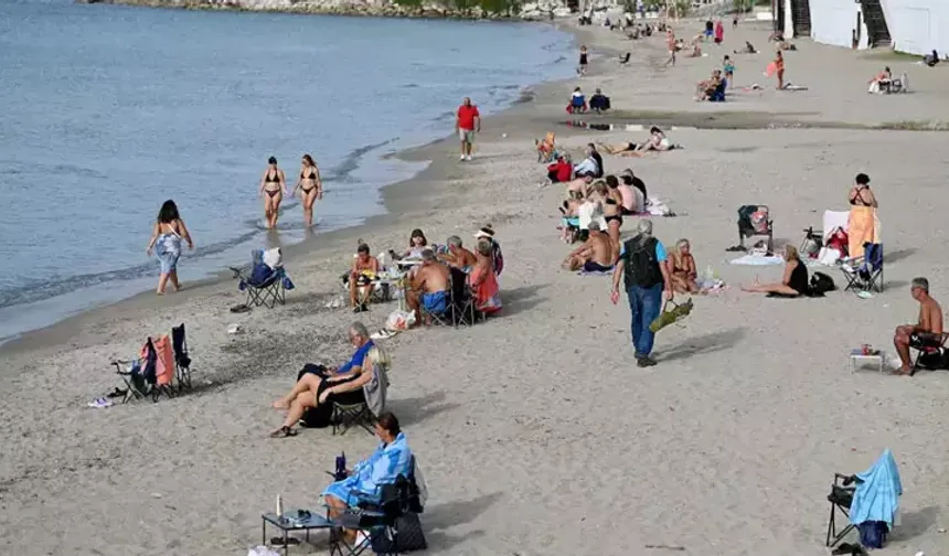 Kuşadası'nda sahiller doldu; denize girdiler