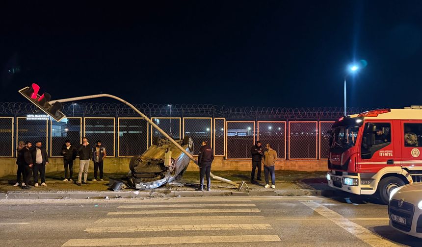 Çubuk'ta trafik ışığı direğine çarpan otomobildeki 1 kişi yaralandı