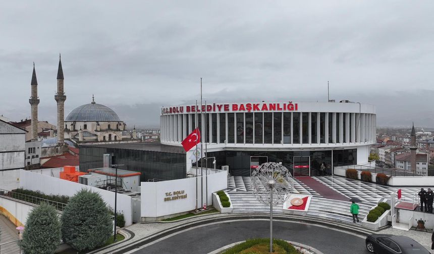 Bolu Belediyesi önündeki Türk bayrakları yarıya indirildi