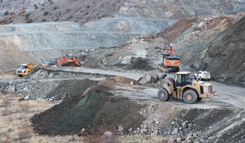 Sivas'ta demir madeni ocağında göçük altında kalan kişiyi arama çalışması sürüyor