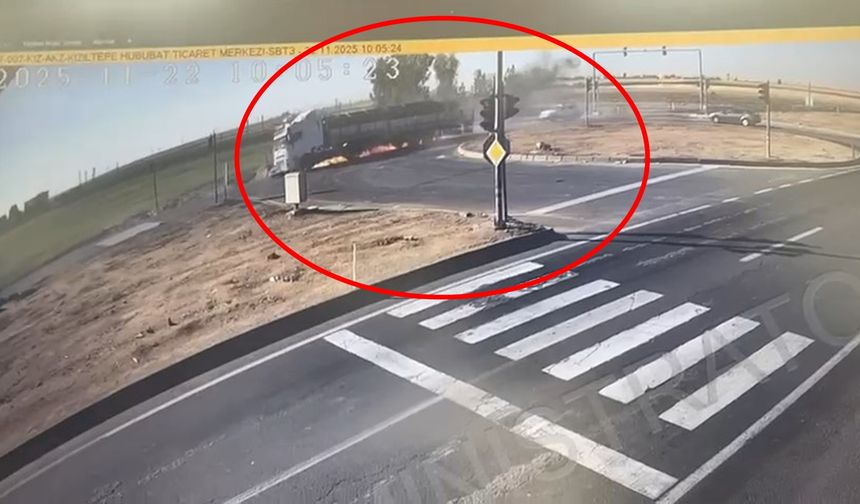 Mardin'de 3 aracın karıştığı kazada TIR alev aldı; o anlar kamerada