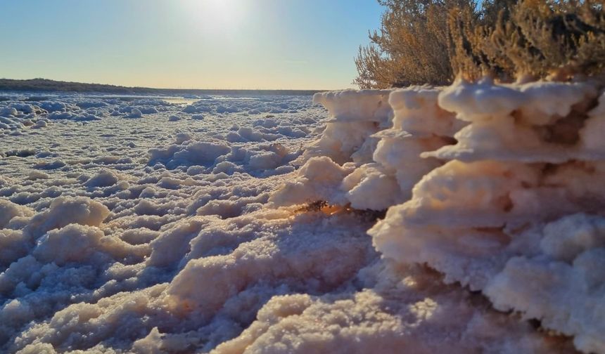 Tuz Gölü'nde suların çekilmesiyle oluşan tuz kütleleri ilgi odağı haline geldi
