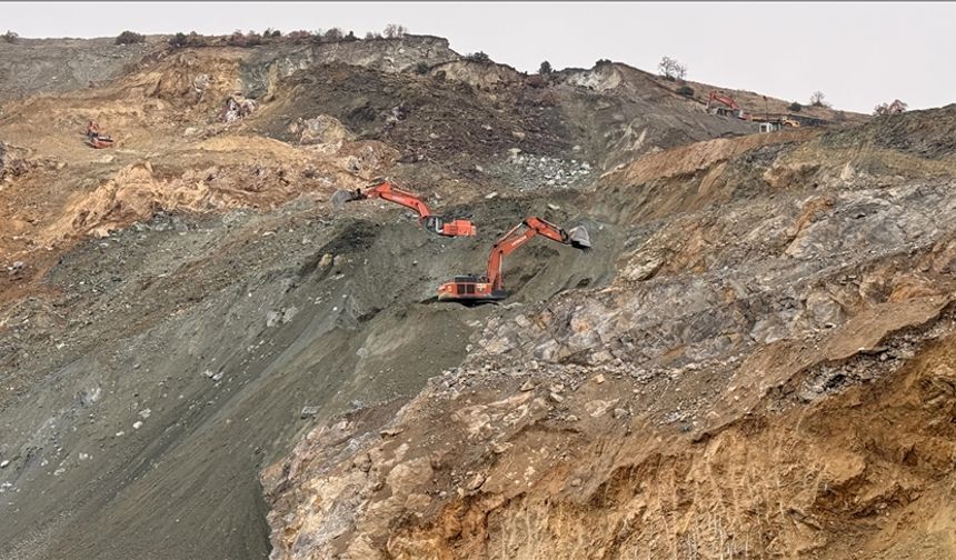 Sivas'ta maden ocağında göçük altında kalan şantiye müdürünü arama çalışmaları sürüyor