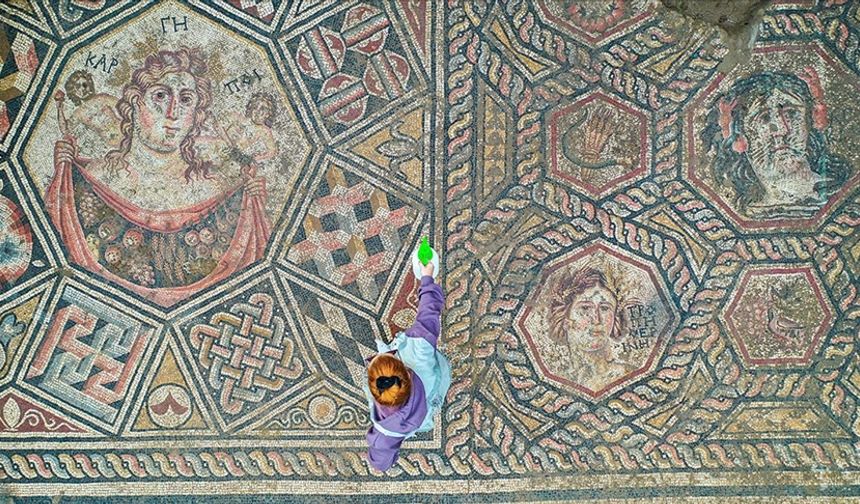 İznik'te tasvirlerle bezenmiş 3. yüzyıla ait taban mozaiği gün yüzüne çıkarılıyor