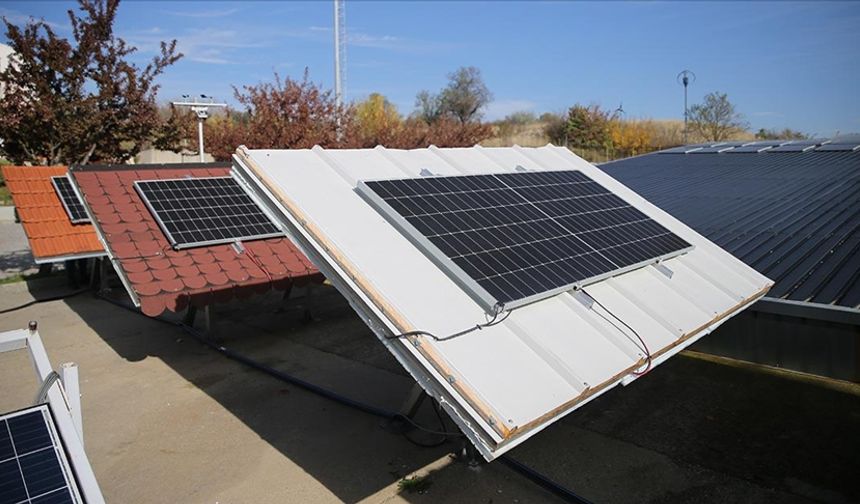 Kiremit çatılara kurulan fotovoltaik paneller güneşten daha verimli enerji alınmasını sağlıyor