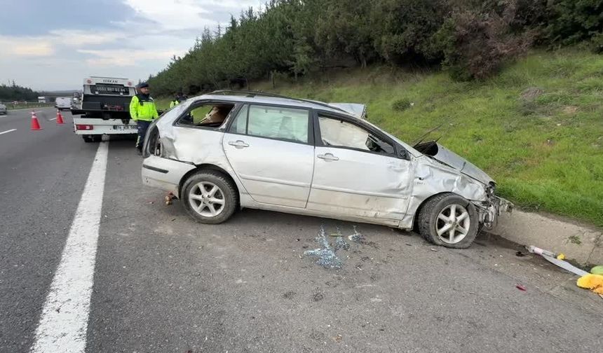 Anadolu Otoyolu'nda beton su kanalına çarpan otomobildeki 2 kişi yaralandı