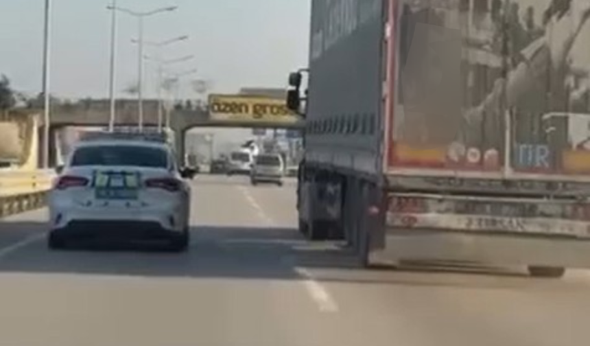 Dur ihtarından kaçan ehliyetsiz TIR sürücüsü, aracın lastiklerine silah doğrultulunca durdu