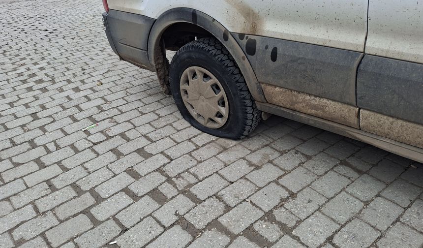 Beypazarı'nda park halindeki araçların lastikleri kesildi