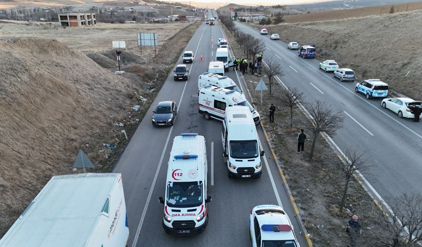 Kırıkkale'de üç servis aracının karıştığı kazada 10 kişi yaralandı