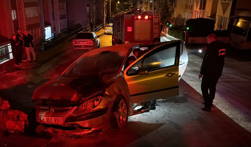 Alkollü sürücünün duvara çarptığı otomobil yandı