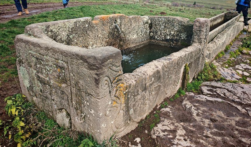 Doğa yürüyüşünde, su oluğu olarak kullanılan lahit buldular