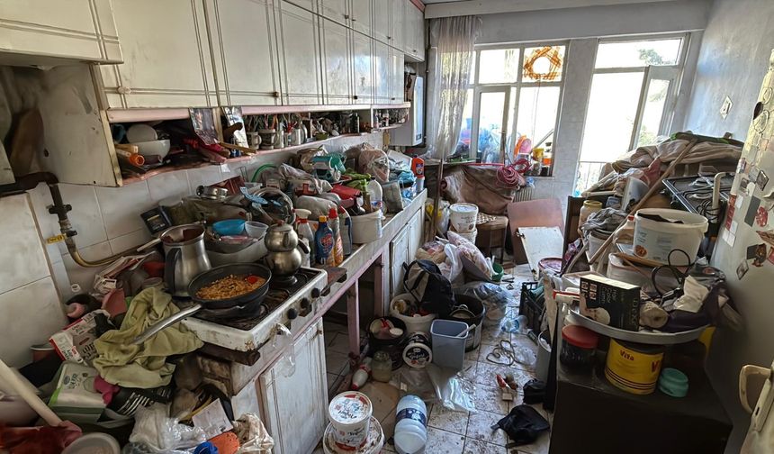 Ev ve apartmanın bahçesinden 10 kamyon çöp çıktı