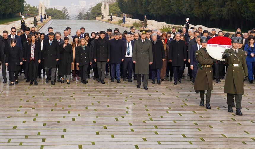 CHP Genel Başkanı Özel, yeni PM ve YDK üyeleriyle Anıtkabir'i ziyaret etti