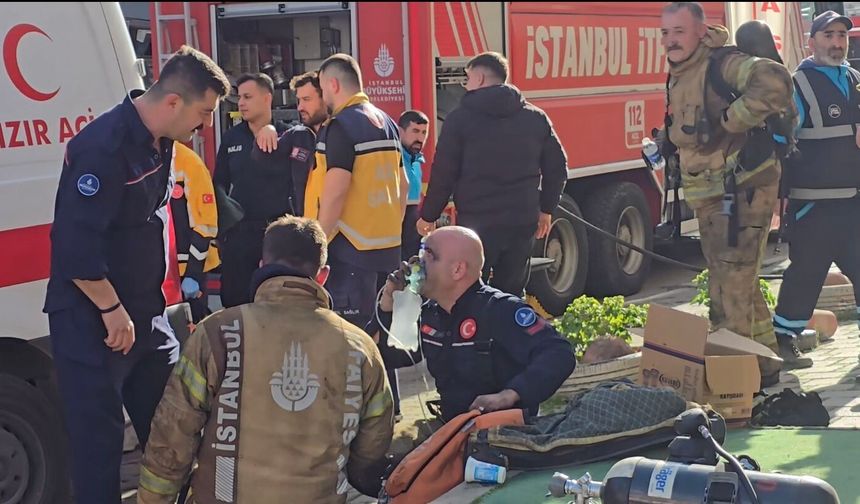 Sancaktepe'de asansörde çıkan yangında anne ve çocuğu mahsur kaldı; 4 kişi dumandan etkilendi