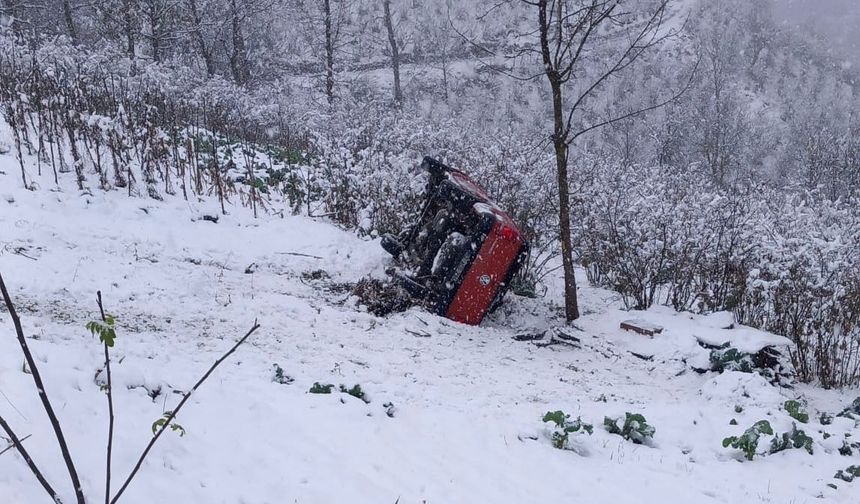 Ordu'da kamyonet karla kaplı yolda şarampole yuvarlandı: 6 yaralı