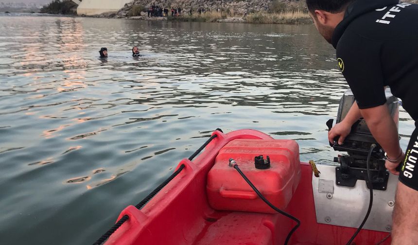 Terliğini almak isterken Dicle Nehri’ne düşen Ahmet’i arama çalışması başlatıldı