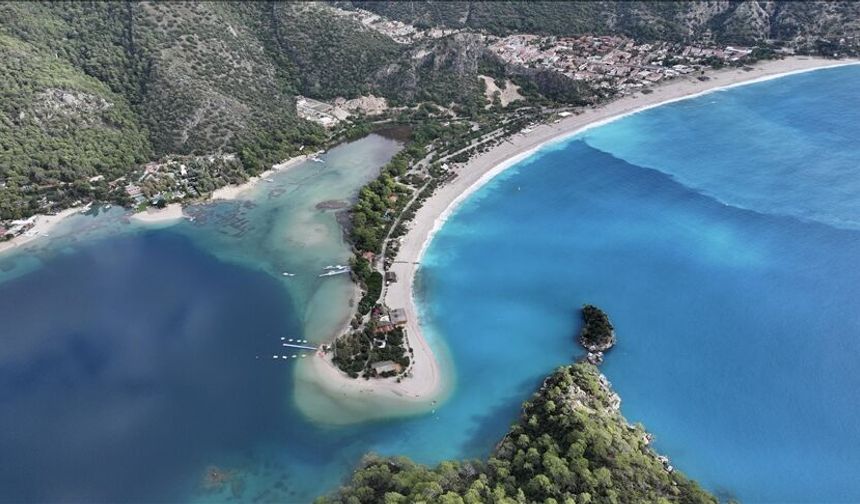 Fethiye'de Ölüdeniz'in rengi turkuaza döndü