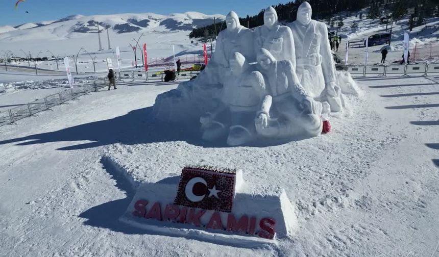 Sarıkamış şehitleri anısına yapılan kardan Türk bayrağı karanfillerle kaplandı