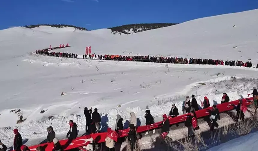 Sıfırın altında 22 derecede Sarıkamış şehitleri için yürüdüler