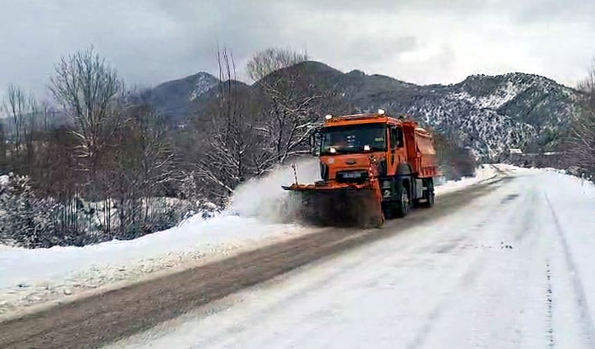Beypazarı’nda karla mücadele çalışmaları sürüyor