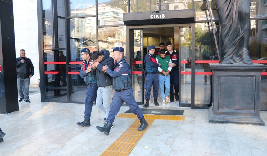 Alanya’da polisin üzerine motosiklet süren 2 kişi tutuklandı