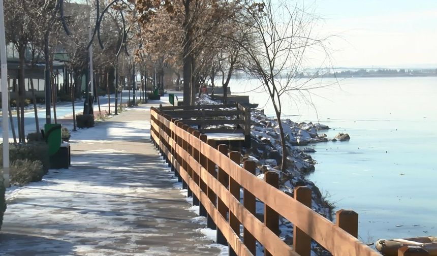 Ankara'da Mogan Gölü buz tuttu