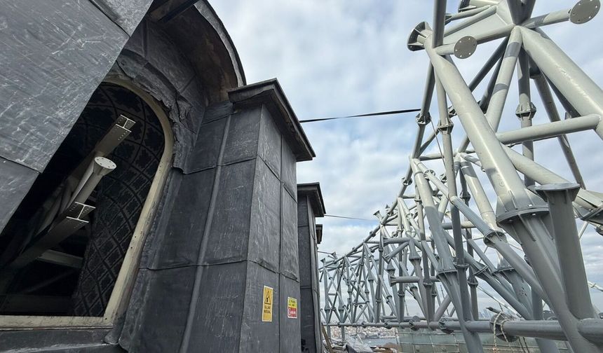 Ayasofya'da kubbe pencere sökümü ve çelik kiriş montajı başladı