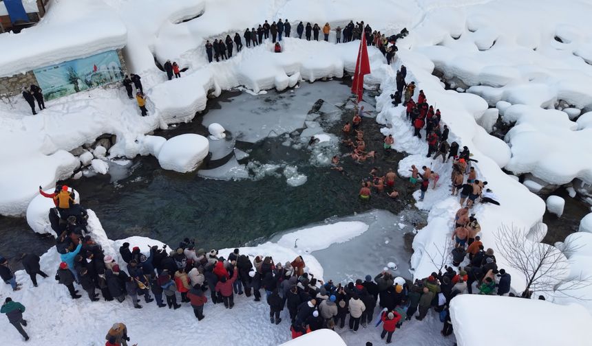 Buz tutan gölde yüzme şenliği