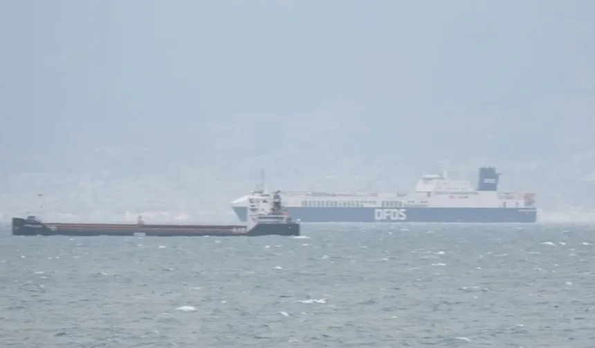 Yük gemileri fırtına nedeniyle Edremit Körfezi'ne sığındı