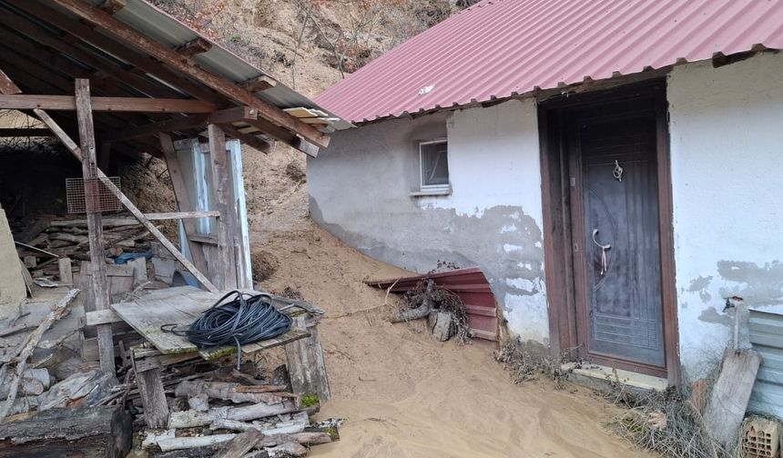 Heyelan sonrası 3 ev, tedbir amacıyla boşaltıldı