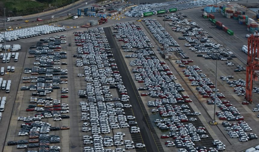 Haydarpaşa Limanı'ndaki sıfır ithal otomobiller havadan görüntülendi