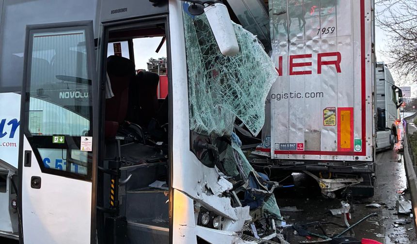 Midibüs park halindeki TIR'a çarptı; 13 yaralı