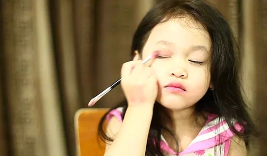 Çocuklarda makyaj tehlikesi: Yaş 7’ye indi