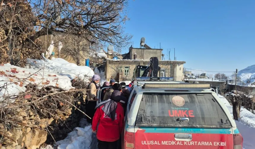 Yolları kardan kapanan köylerdeki hastalar hastanelere ulaştırıldı