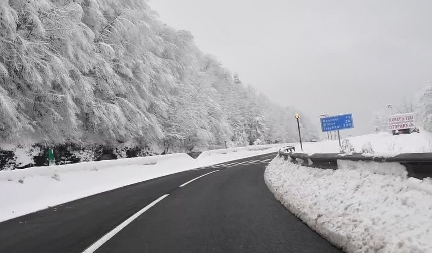 D-100 kara yolunun Bolu Dağı geçişinde aralıklarla kar etkili oluyor