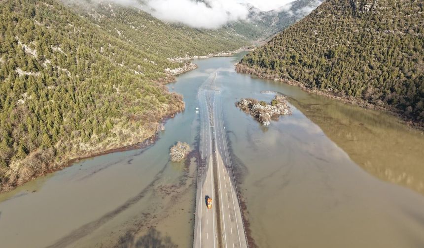 KGM'den taşkın nedeniyle trafiğe kapatılan Antalya-Derebucak-Beyşehir yoluna ilişkin açıklama:
