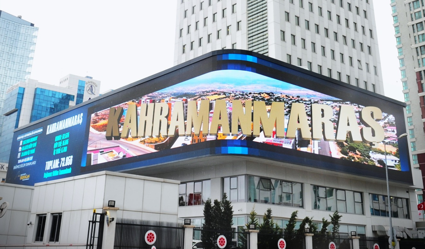 İletişim Başkanlığı, deprem bölgesindeki çalışmaları anlatan görselleri dijital gösterim ekranında yayınladı