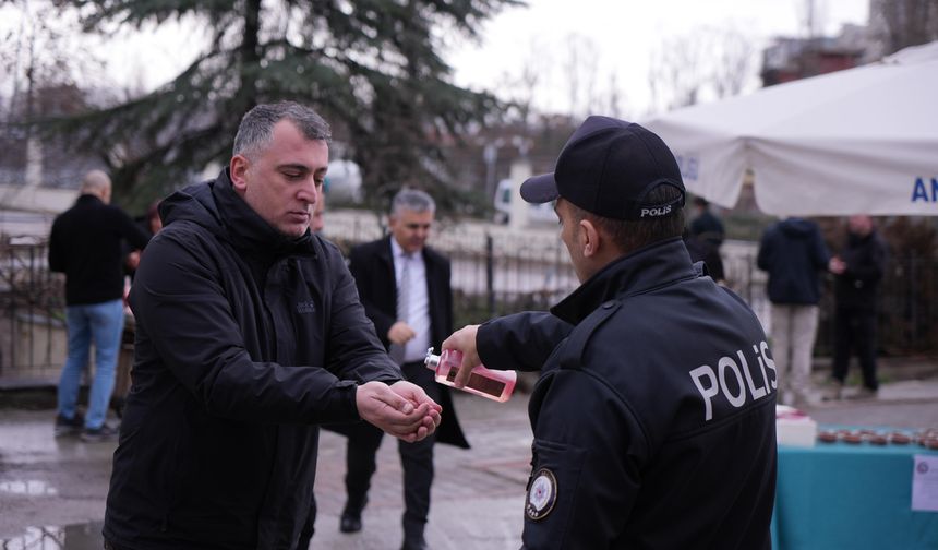 Ankara Emniyet Müdürlüğü 6 Şubat depremlerinde hayatını kaybedenler anısına lokma dağıttı