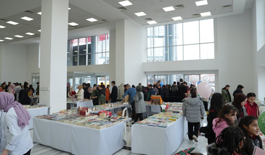 Çubuk’ta kitap fuarı açıldı
